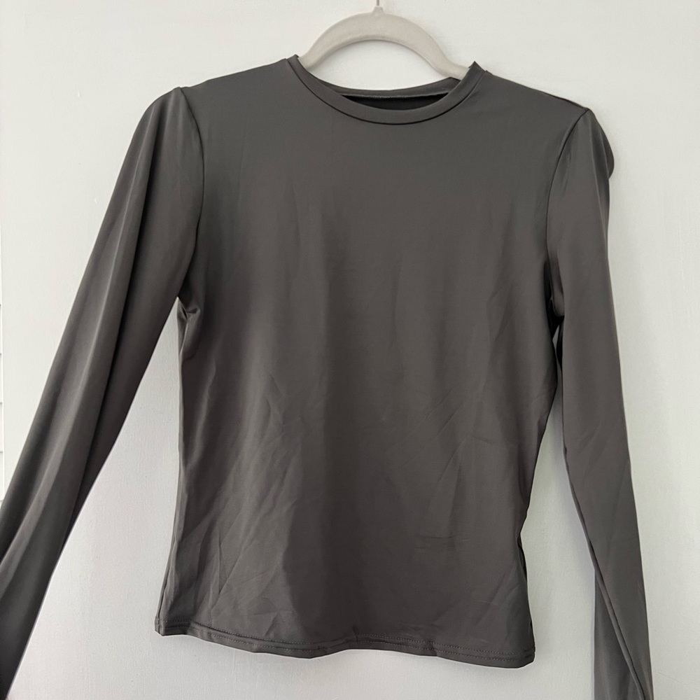 NEW 🏷️Stretchy fitted  top in grey - Picture 3 of 4